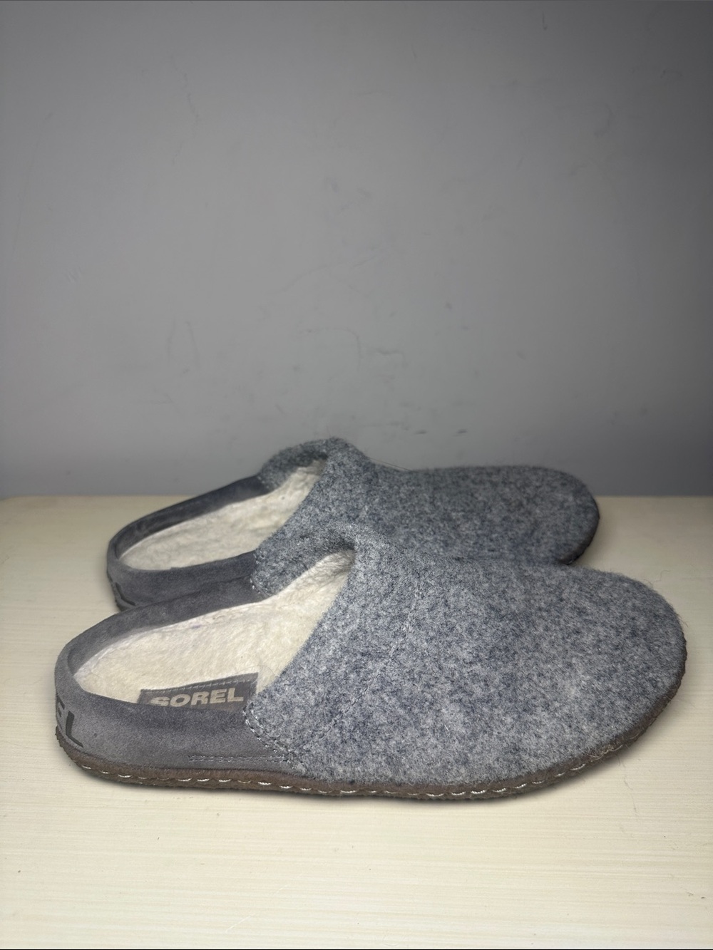 Sorel nakiska scuff Gray Felt Slip-On House slippers with Cream Lining